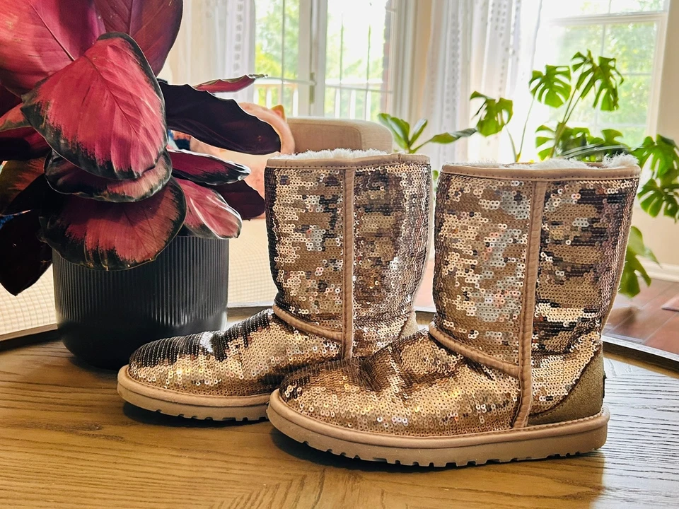 Botas clásicas UGG cortas brillantes - plateadas (US 6/EU 37) Foto 4 de 4