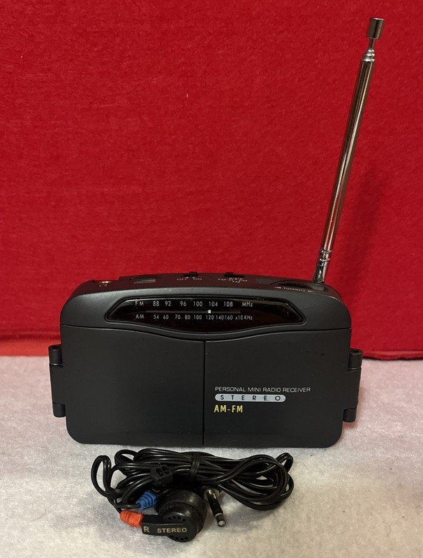 VTG. AM/FM Stereo Mini Pocket Portable Radio Receiver Black NE19Fold-OutSpeakers