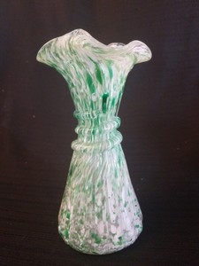Beautiful-VINTAGE-VASE-Hand-blown-GLASS-Green-White-Speckle