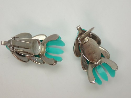 Pair of Vintage Pink Enamel & Teal Early Plastic Clip Earrings - Picture 6 of 9