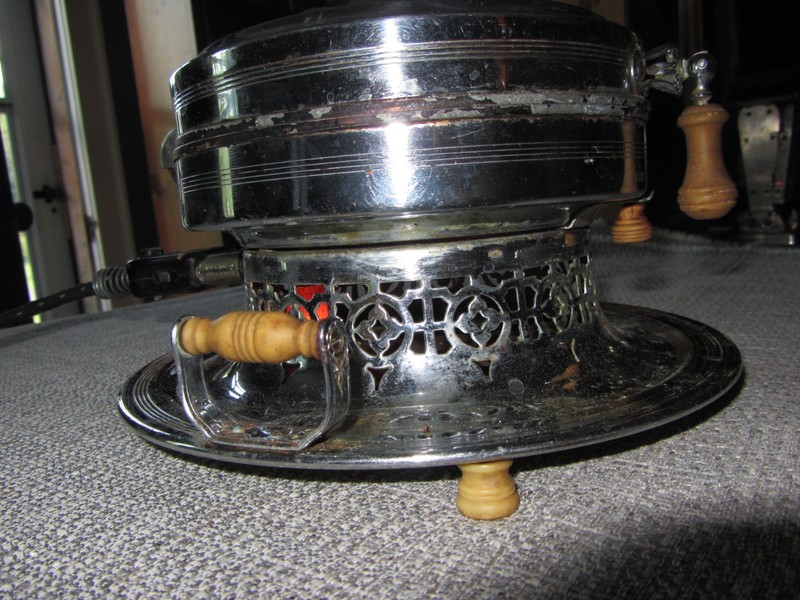 Universal Waffle Iron No E7234 Landers Frary & Clark Works