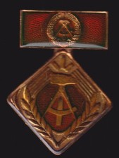 DDR Medaille Aktivist der sozialistischen Arbeit, Glasiert erhaben (0073)