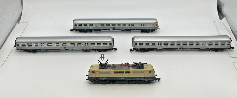 Z Scale Marklin 8101 Electric Locomotive Commuter Set With 3 Passenger Cars - Image 3 of 4