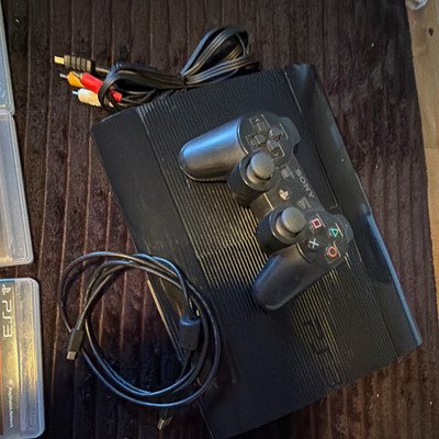 Sony PlayStation 3 Super Slim 500GB Schwarz PAL mit DualShock 3 & AV-Kabel