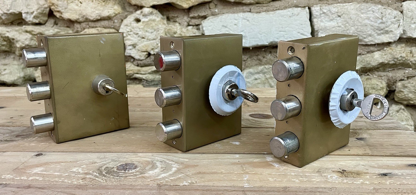 Serrure trident 3 points Picard pour bloquer les cambriolages sur porte en bois