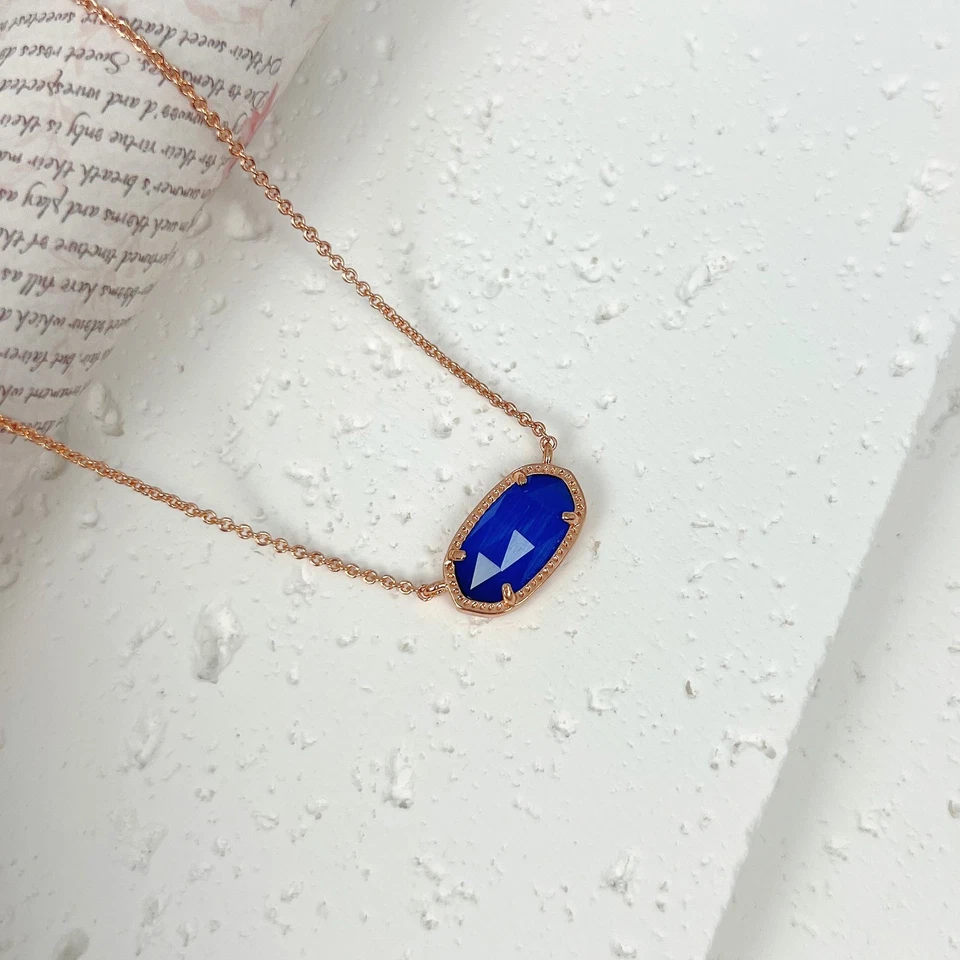 Collar Colgante Kendra Scott Elisa Oro Rosa en Vidrio Azul Opaco Foto 3 de 4