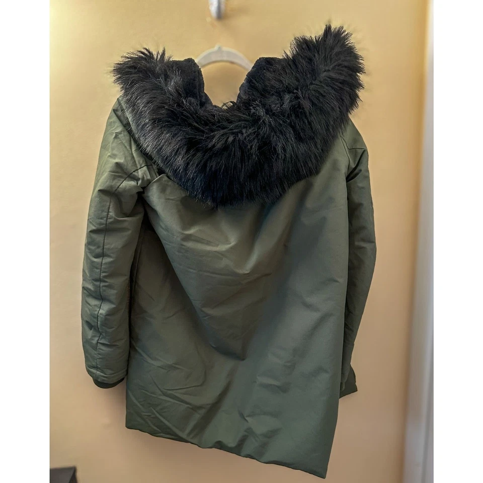 Parka con capucha de piel verde militar de Zara talla mediana para mujer en muy buen estado Foto 4 de 4