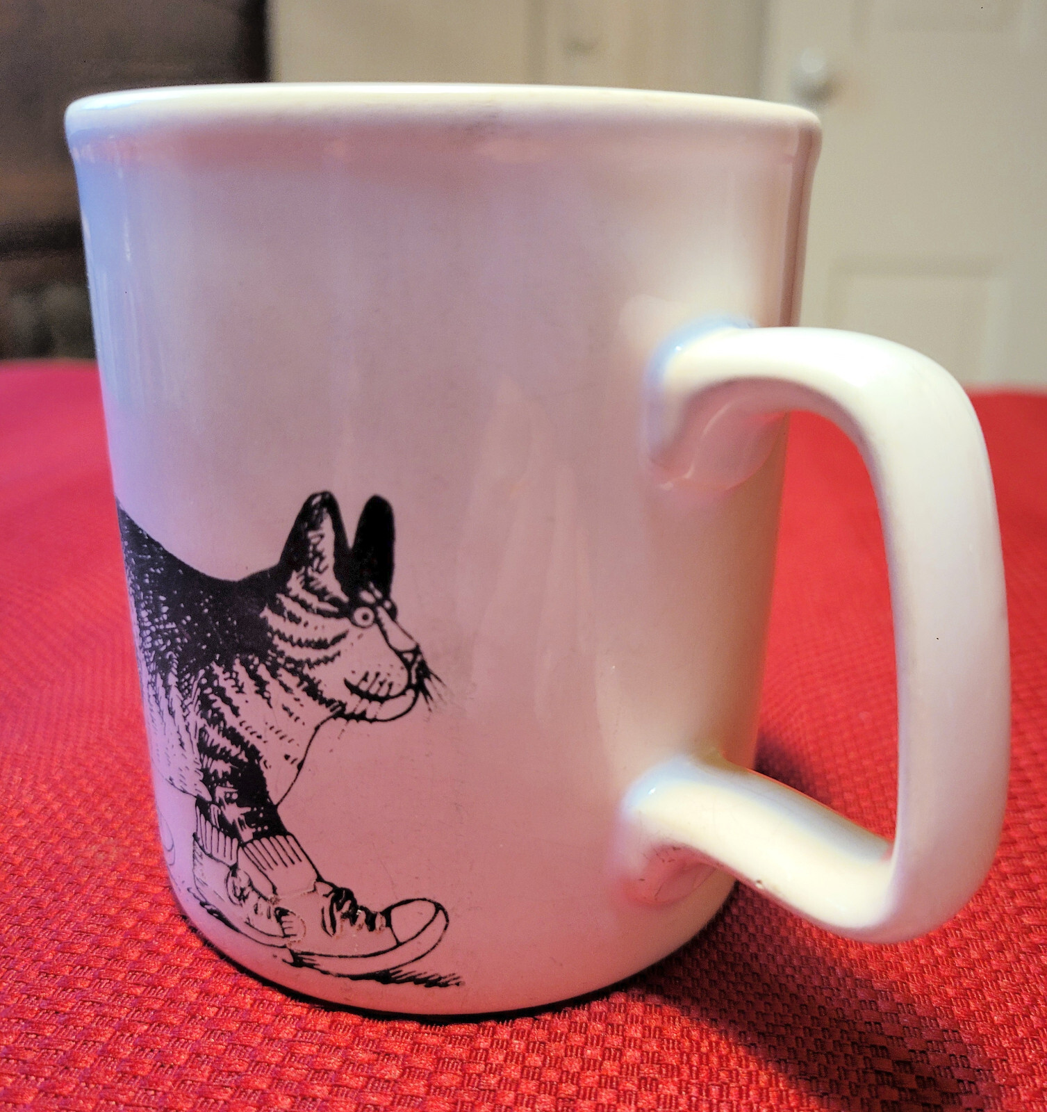 [READ] B Kliban WHITE SNEAKER CAT England MUG [VISIBLE Exterior & Interior Wear]