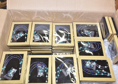 Лот из 99 комплектов женских многожильных колье и серег из голубого нефрита 96190₽