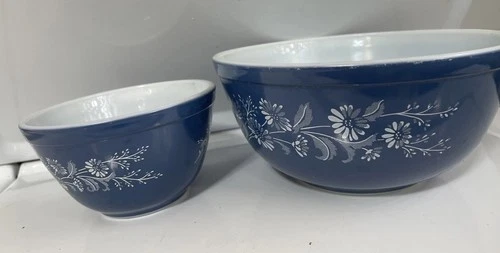 Pyrex Bowl 403 Colonial Mist Blue w/ White Flowers 8 3/4” 2.5 & small 750ml