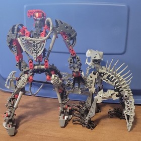 LEGO Bionicle Maxilos and Spinax set (Set #8924), 2007 (Missing Shoulder Peice)
