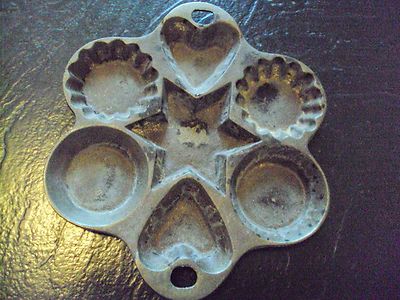 VINTAGE JW JOHN WRIGHT CAST IRON MUFFIN PAN USA HEARTS & STAR Signed JW 1