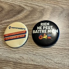 2 Rare Vintage Computer Commodore 64 pin back button rien ne peut battre mon