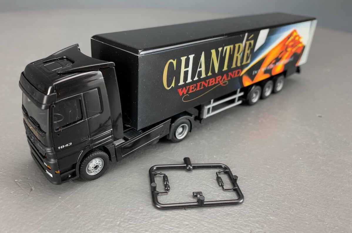 HO Albedo Modelle 250134 Mercedes Semi-truck with Chantre Trailer
