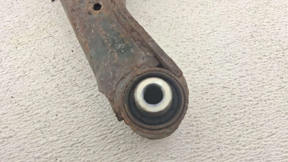 Chevrolet Equinox 2018-2023 tracción delantera suspensión trasera derecha brazo de control superior OEM Foto 3 de 4