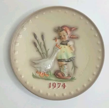 1974 First Edition M. J. Hummel Annual Christmas Plate HUM267 W. Germany