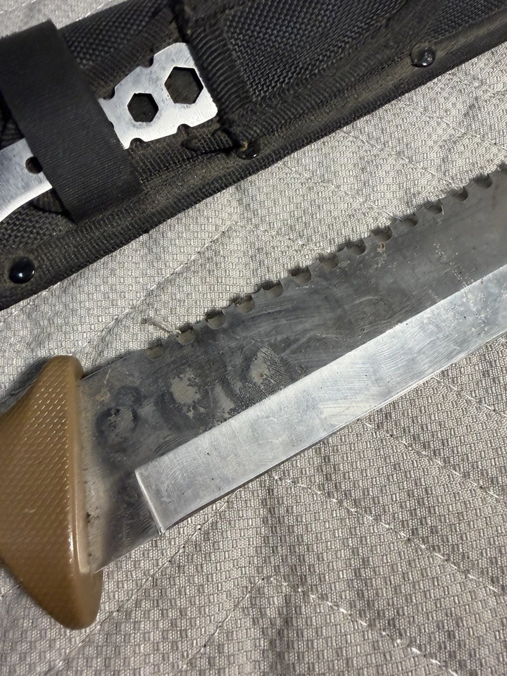 "Cuchillo machete de titanio Camillus Carnivore X hoja dentada 18"" con funda buena" Foto 3 de 4