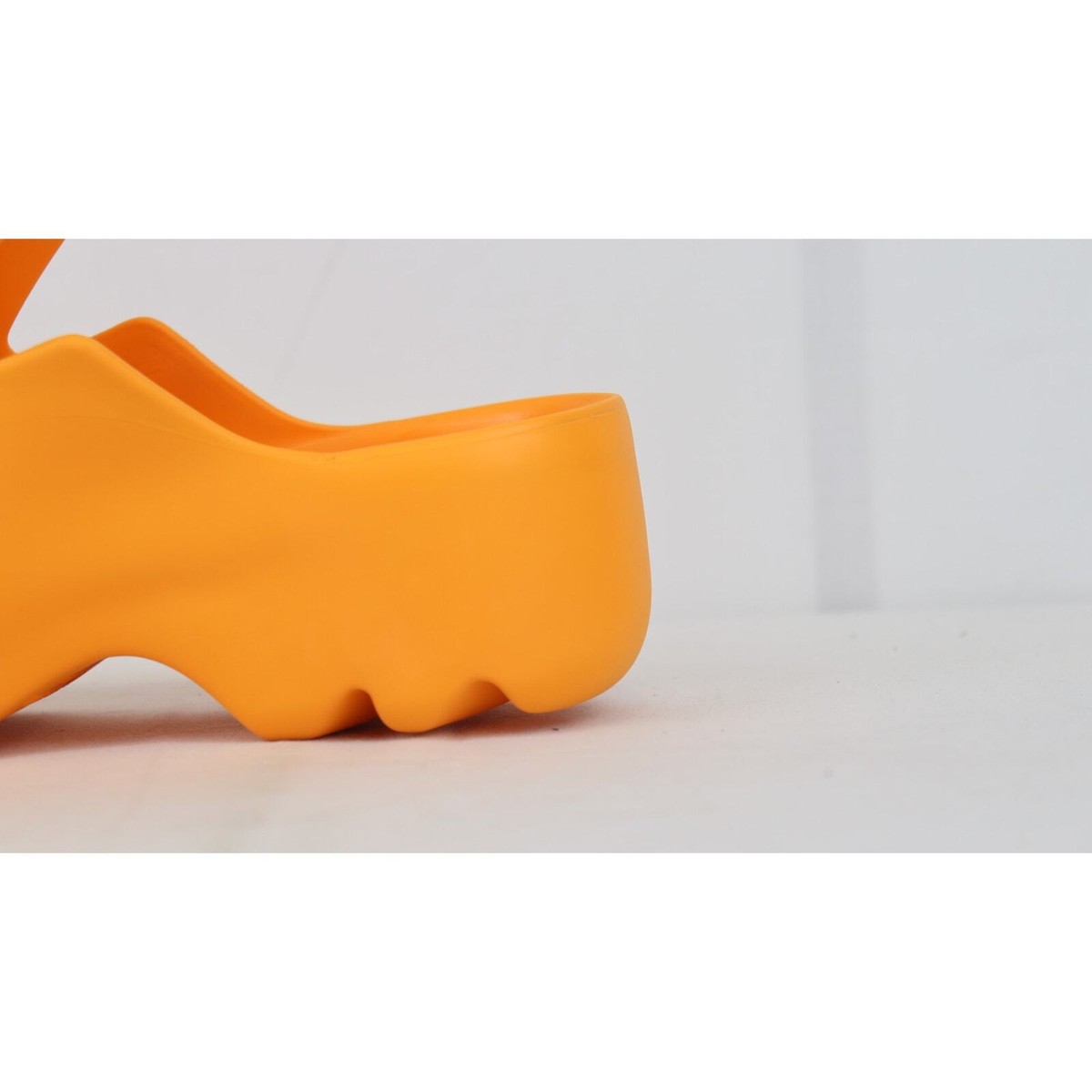靴 BOTTEGA VENETA FLASH SLIPPER Bottega Veneta Gel Rubber Flash Slipper Rubber in Tangerine