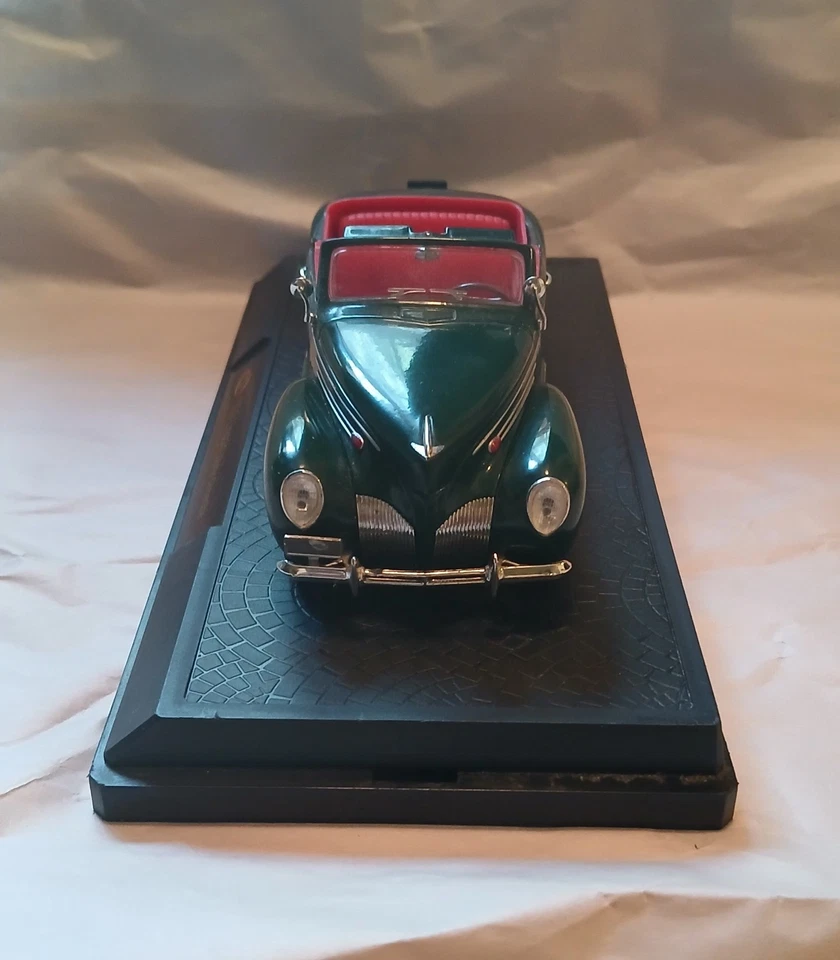 Signature 1939 Green Lincoln Zephyr Convertible with Case Diecast Car 1:32 - Image 4 of 4