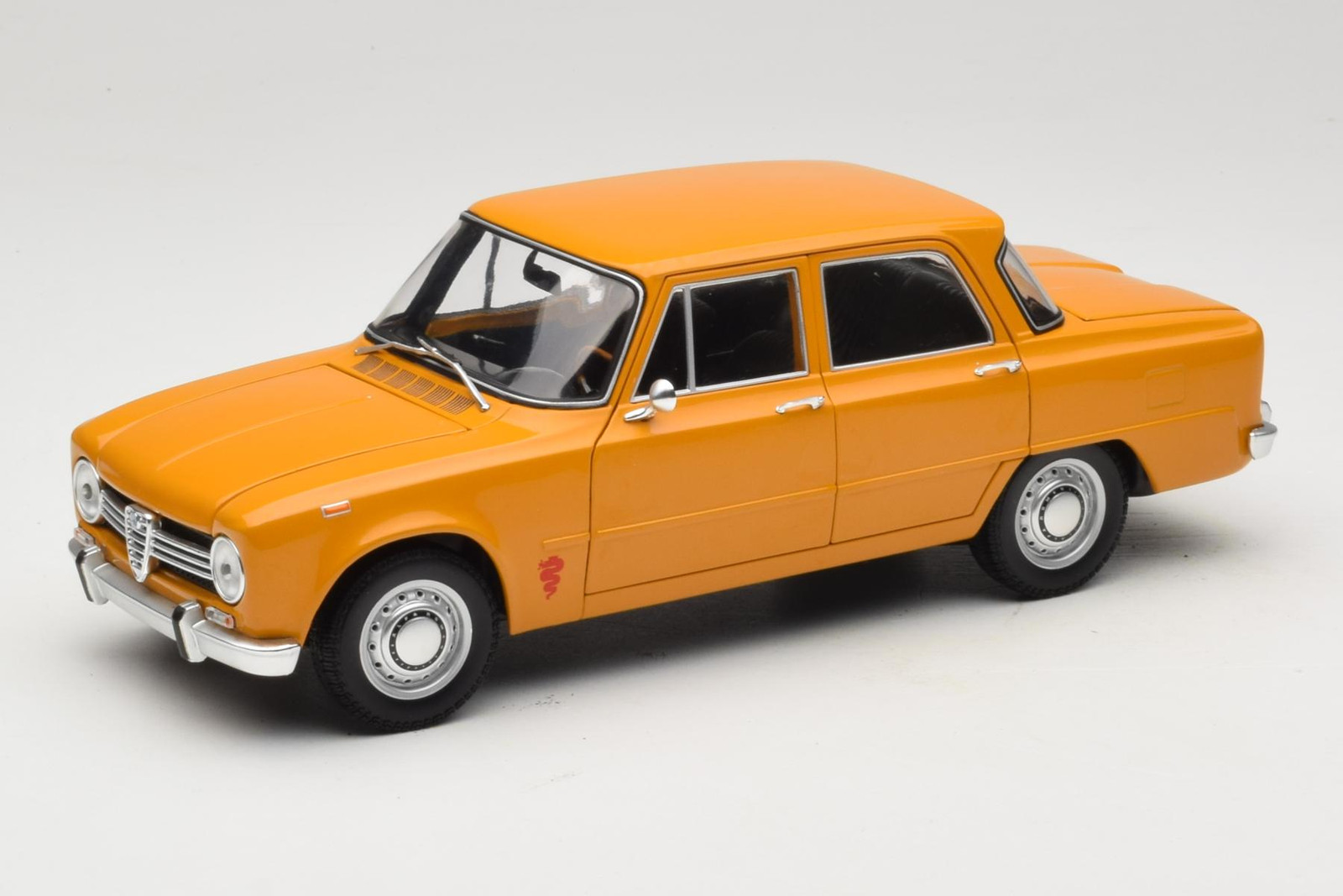 180120900 Alfa Romeo Giulia 1300 Super Orange Minichamps 1/18