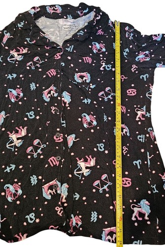 Camisa para dormir tórrida súper suave con botones negra estampado del zodiaco talla 1 rayón spandex - Imagen 5 de 10