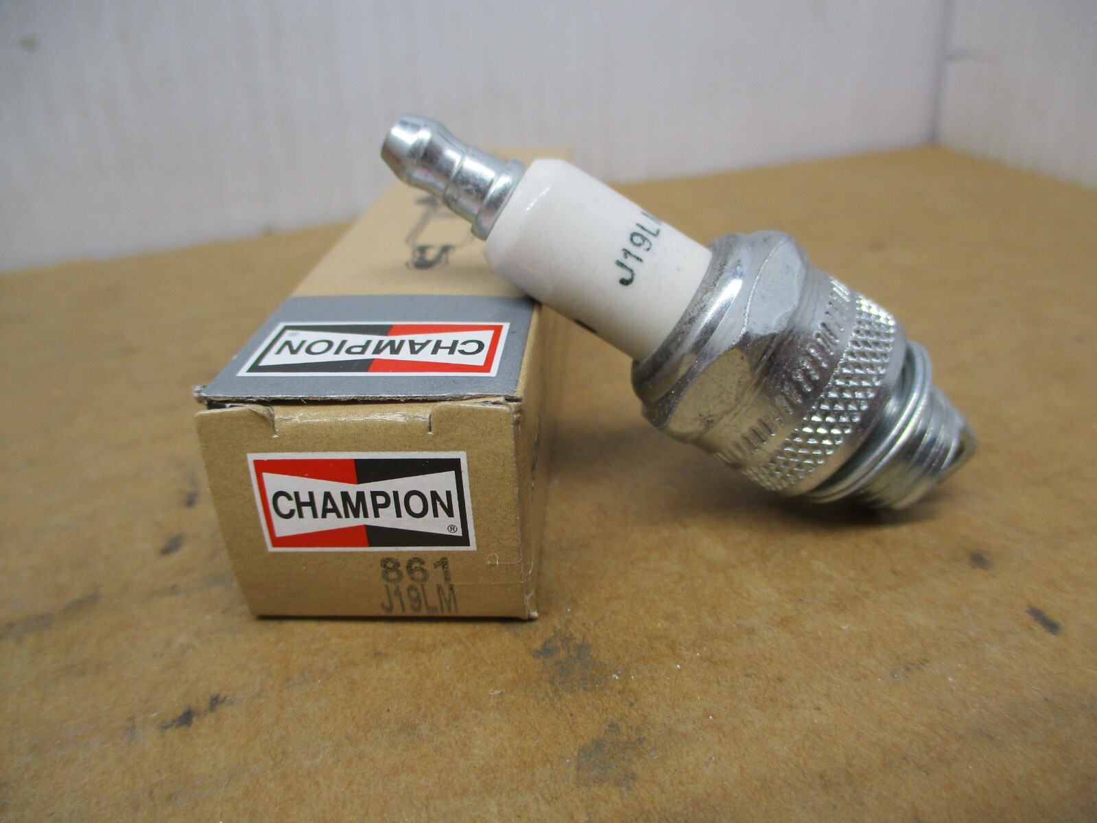 Champion 861 Copper Plus Spark Plug for 77-301-1 A11LM AS8 B2LM B2LMY CS1 za