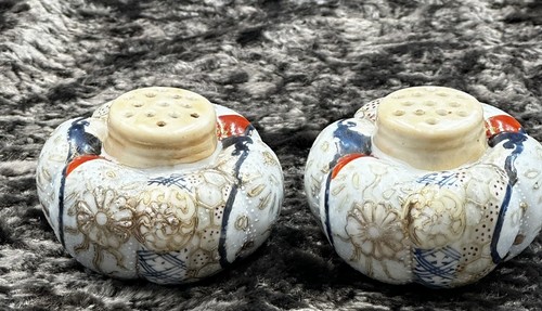 ANTIKE JAPANISCHE SATSUMA KUTANI SALZ UND PFEFFERSTREUER HANDBEMALT GOLD SELTEN