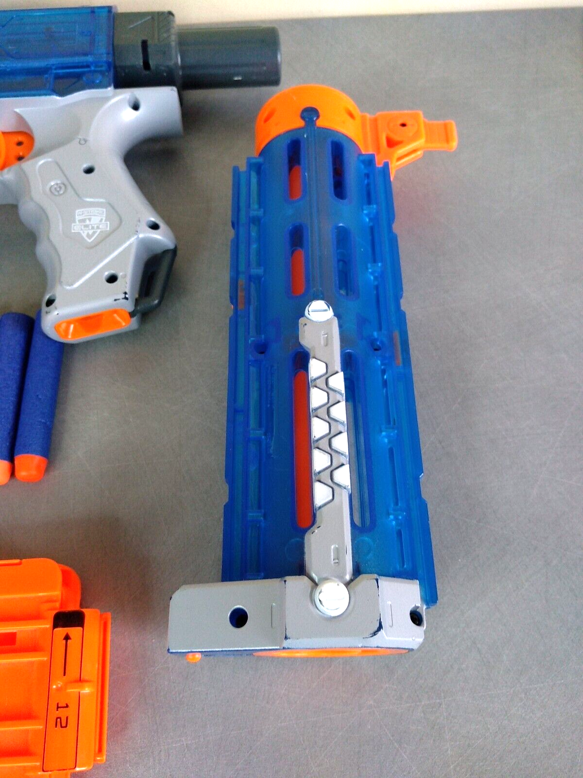 Pistolet Nerf - 29x15x5cm - 8 motifs en mousse - Portée 18m - bleu