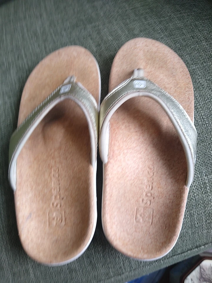 Chanclas Spenco Tanga Doradas Talla 6W Foto 2 de 4