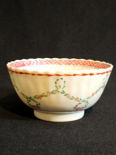 A 18thC Chinese Export Porcelain Tea Bowl , Hand Painted with Roses - Picture 8 of 13