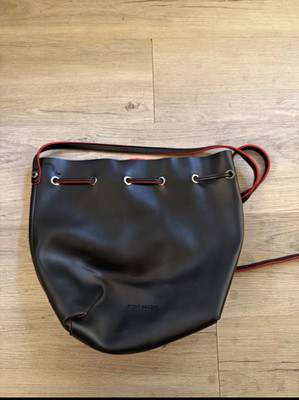 Vintage Steve Madden Black/Red Bucket Drawstring Crossbody Bag w/ Pouch Tassel