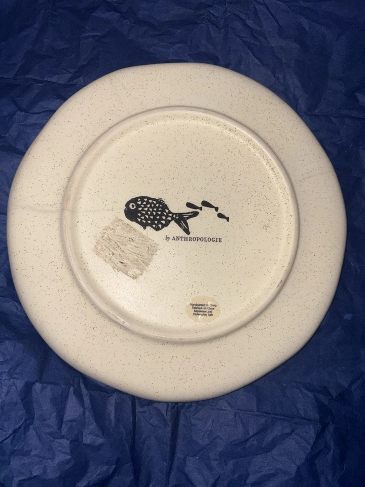 Prato de salada de peixe Anthropologie preto e creme design de dois peixes - Imagem 2 de 4