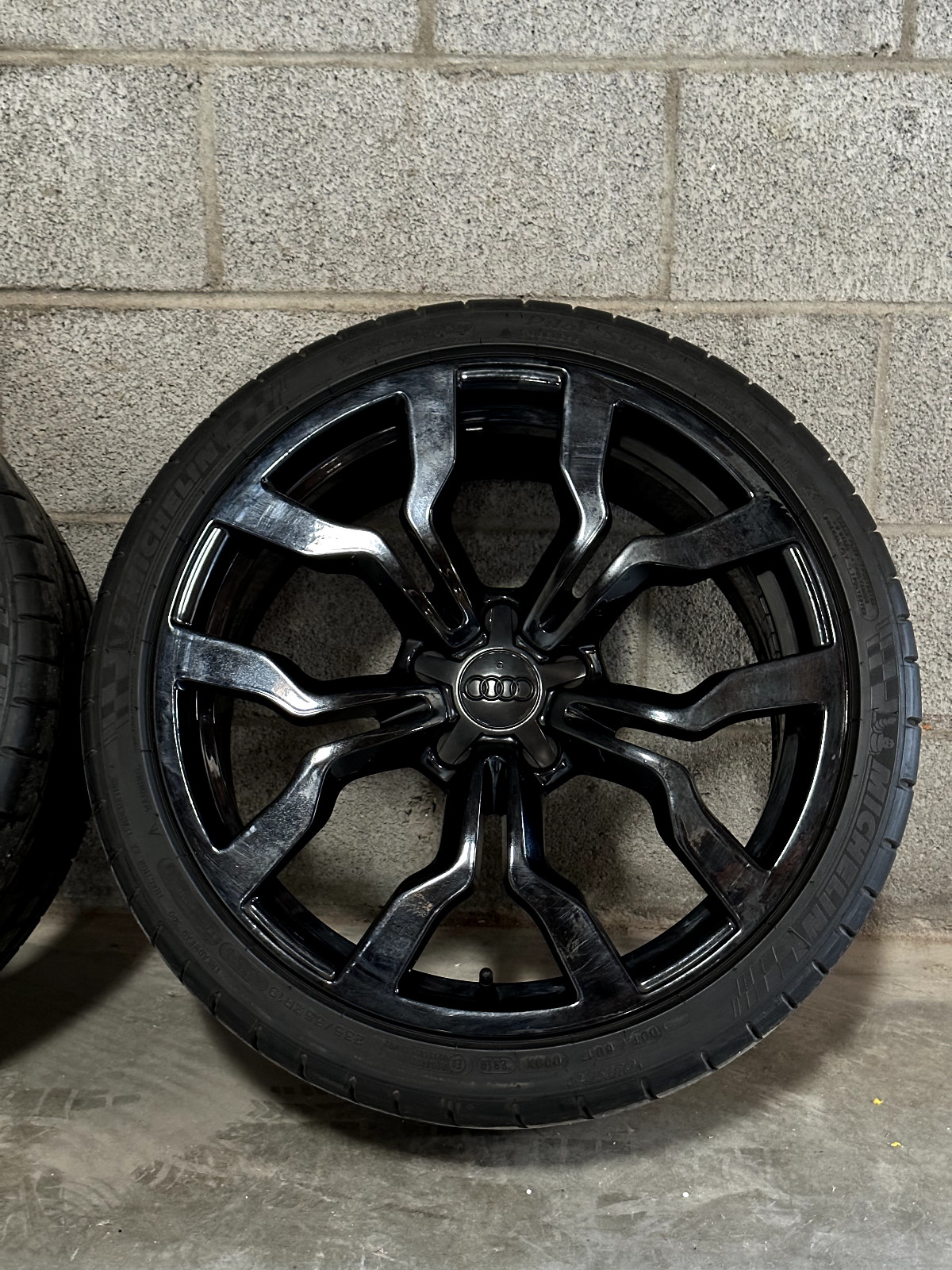 2012 Audi R8 stock wheels