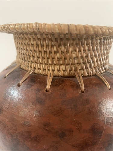 Vaso in terracotta con piano in rattan intrecciato alto 8" x largo 6,5" in feltro sul fondo - Foto 8 di 8