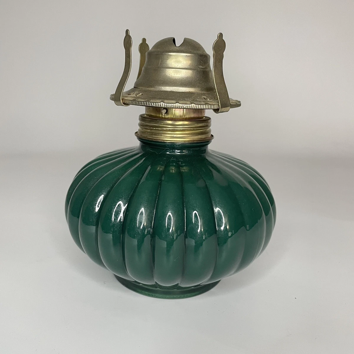 VINTAGE LAMPLIGHT FARMS #330 OIL LAMP GREEN RIB BASE VGC