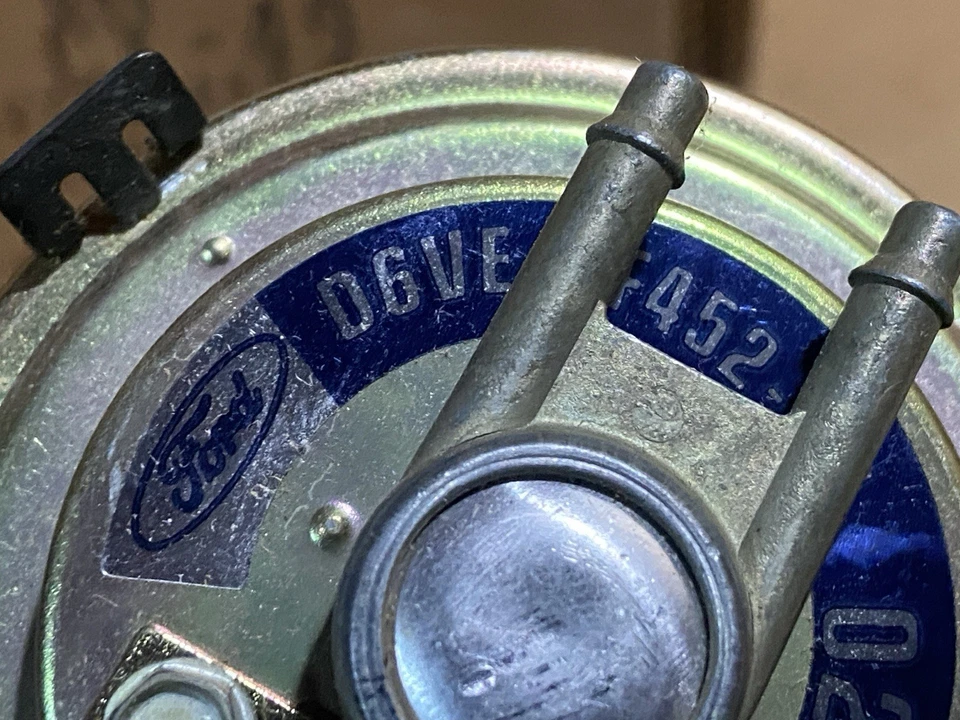 Válvula Ford D6VZ-9F452-D EGR D6VE-9F452-DA --- 1976 Continental Antes 1-5-76 Nuevo de Lote Antiguo Foto 4 de 4