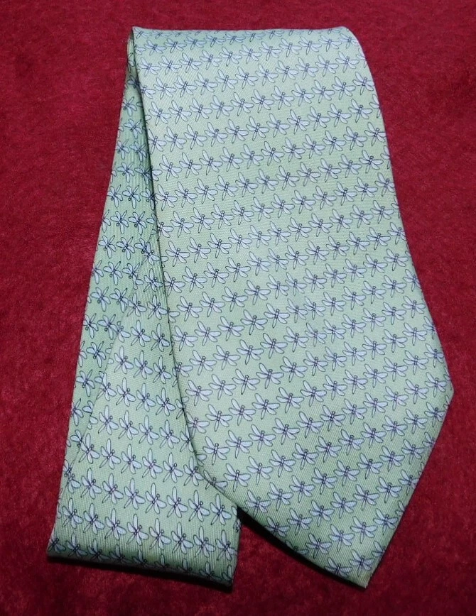 CORBATA CON MOTIVO DE INSECTOS VERDES/NEGROS DE VIÑEDO HECHA EN EE. UU. - CORBATAS DE DISEÑADOR. Foto 2 de 3