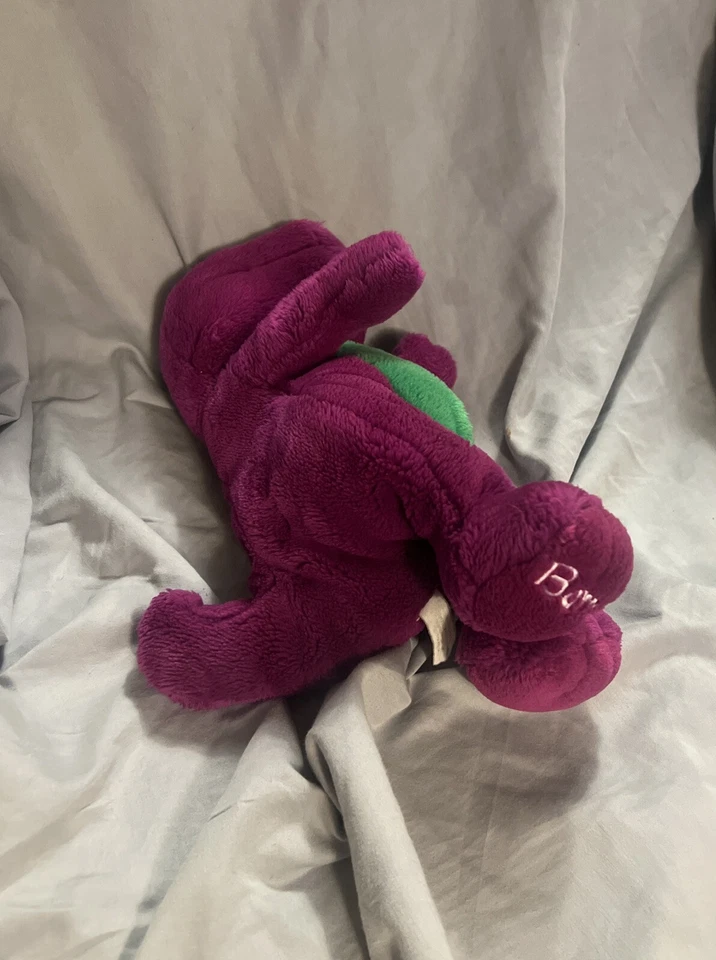 Pelúcia Vintage Barney The Dinosaur 12” Grupo Lyons Bicho de Pelúcia Verde Roxo - Imagem 2 de 4