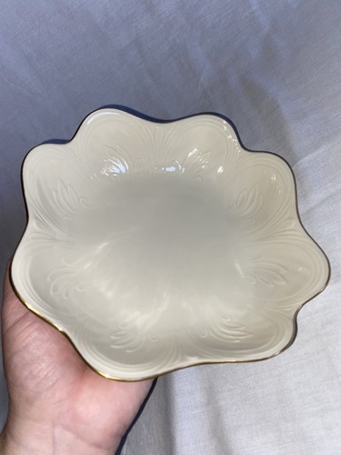 Lenox Ivory White Cream 24k Gold Ruffled Flower Shape Trinket Bowl Dish Plate - Picture 4 of 7