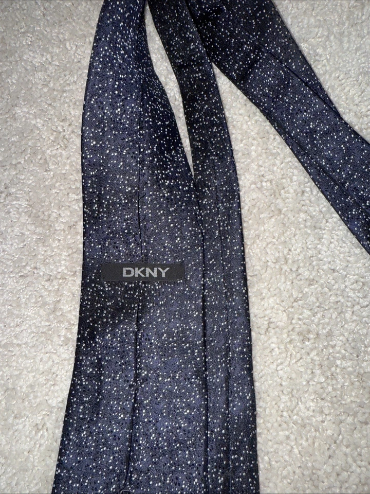 Corbata de seda DKNY para hombre azul plata lunares Foto 3 de 3