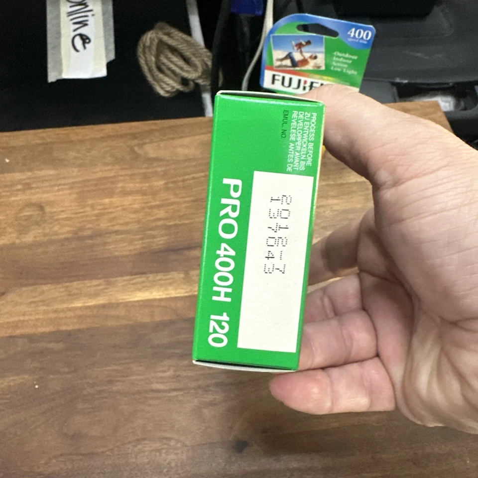 Película Fujifilm Pro 400H Color Negativo 120 CADUCADA 7/2020, 1 caja de 5 rollos Foto 3 de 4