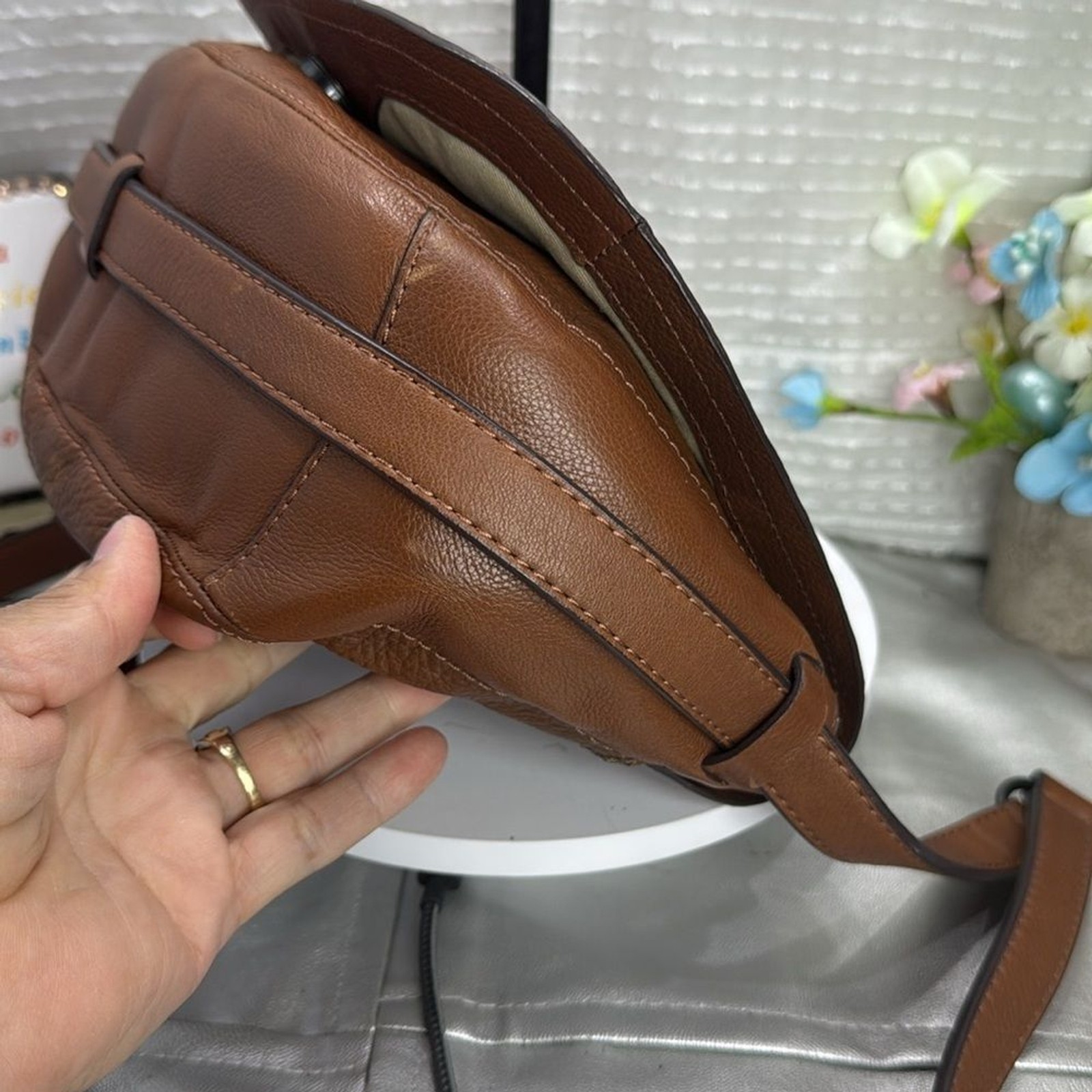 (E4) Banana Republic vintage Brown Leather U-Shaped Bojo Shoulder Crossbody Bag