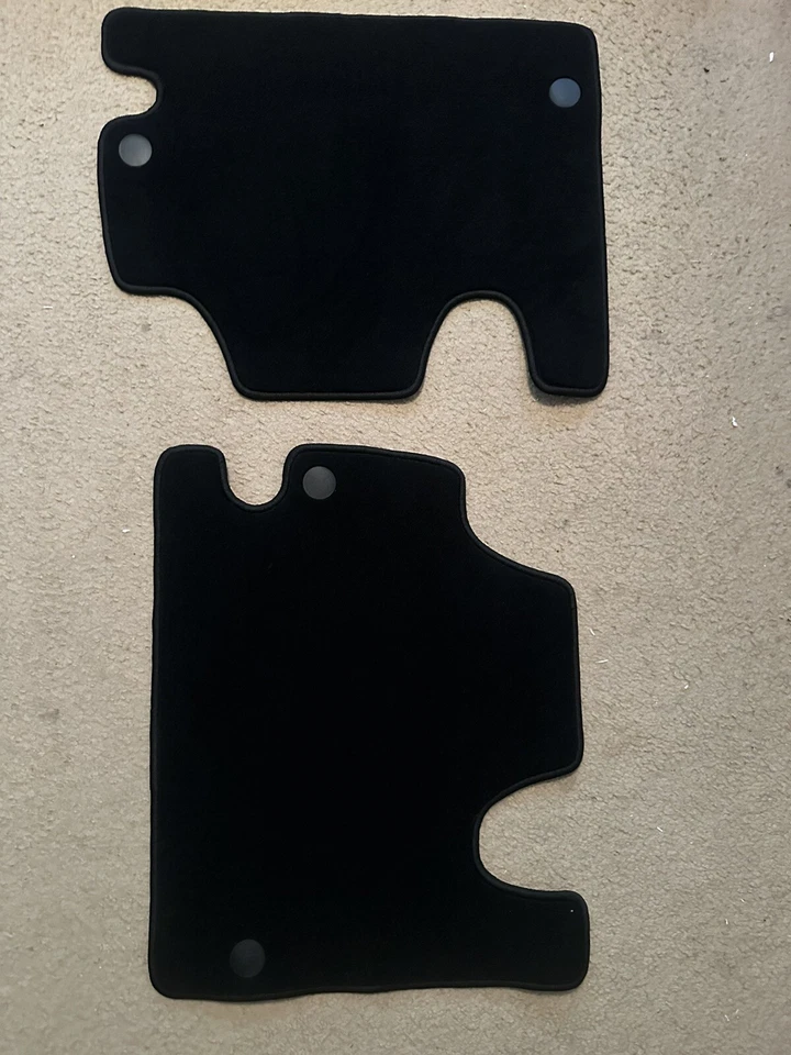 Juego de 4 alfombrillas Chrysler Pacifica 2024 OEM. Foto 3 de 3