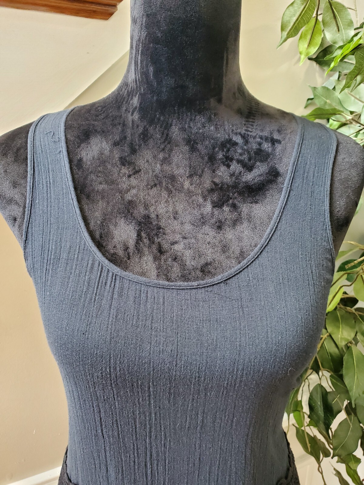 LA Blanca Women's Solid Black Polyester Sleeveles… - image 3