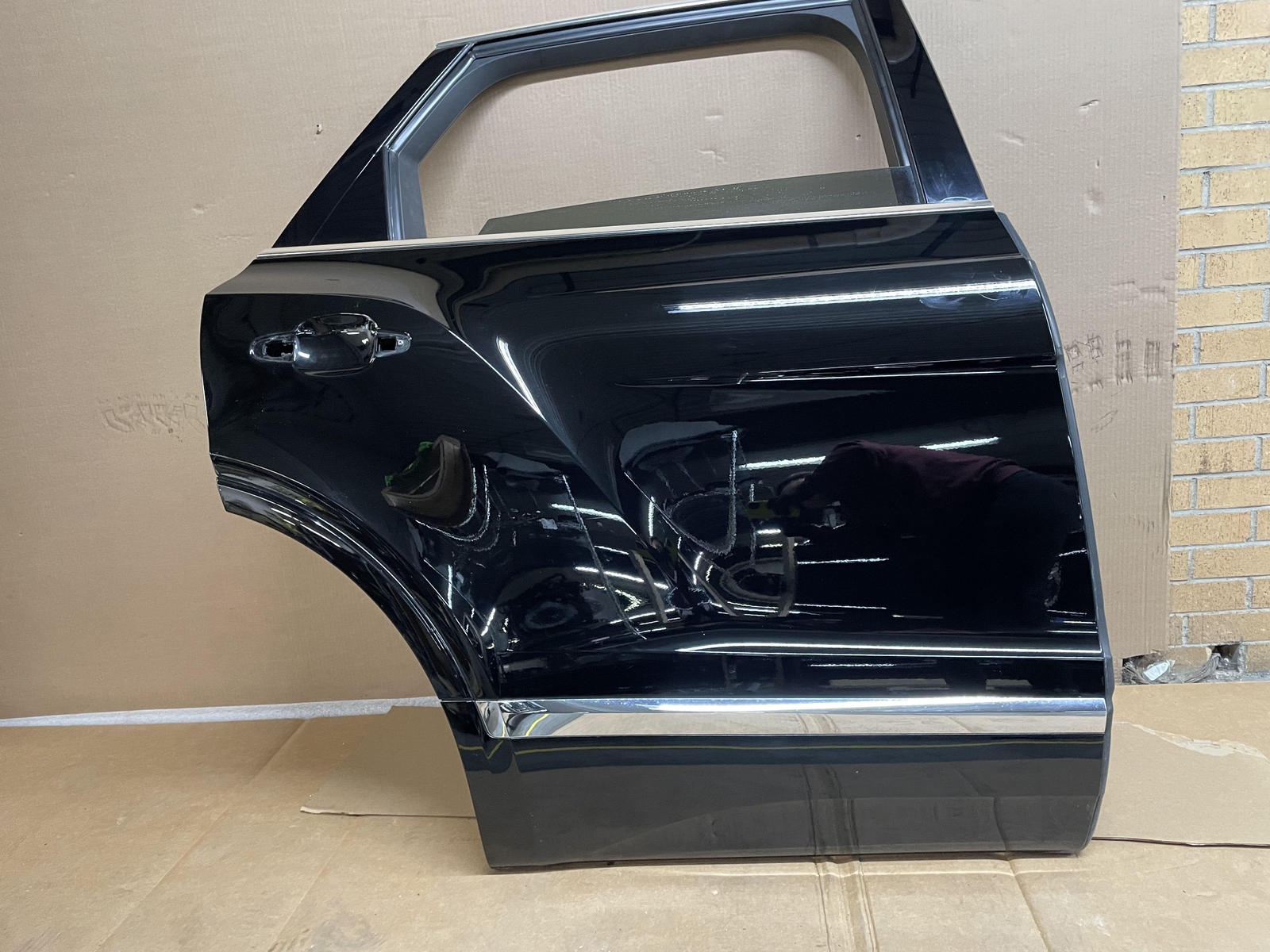 2016-2020 BENTLEY BENTAYGA REAR RIGHT SIDE DOOR W/ WINDOW GLASS W/O HANDLE