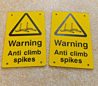2X Warnung Anti Climb Spikes Sicherheitsschild ABS Kunststoff Lasergravur Wetterfest