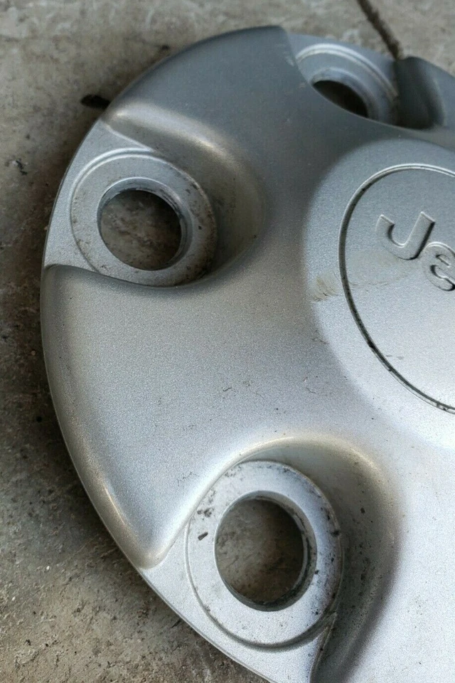 Tapacubos central Jeep Wrangler 2007-2017 pintado en plata OEM # 1AH90TRMAC Foto 2 de 4