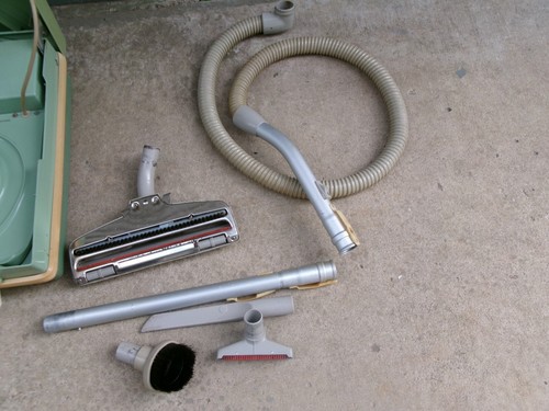Vintage Hoover Portable Suitcase Vacuum Cleaner w Attachments Model 2100 Green - Picture 3 of 24