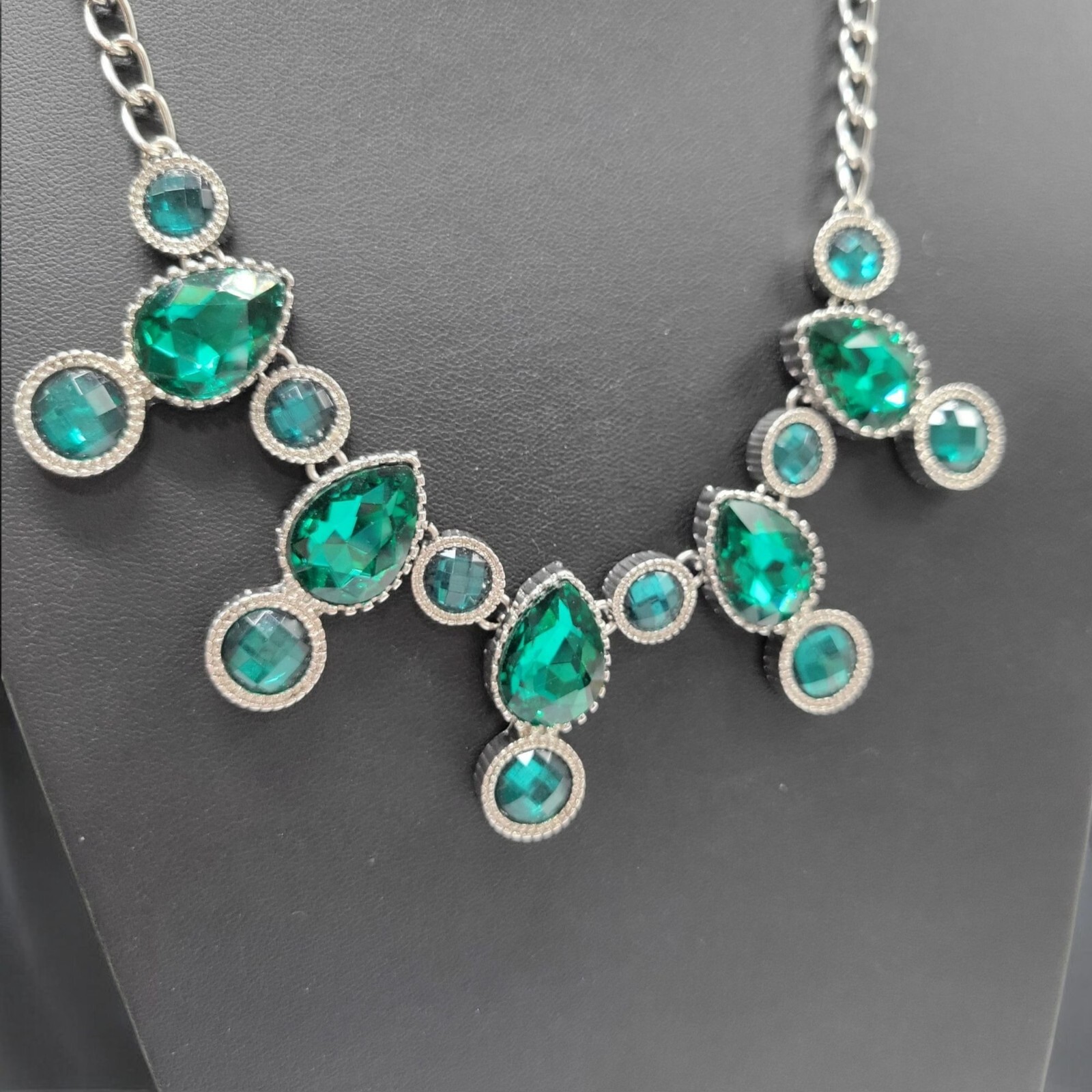 C1946 Green Gem Statement Necklace With Silver To… - image 1