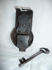 Zabytkowy zamek skrzyni z kluczem, żelazkiem, ręcznie kuty TS#08